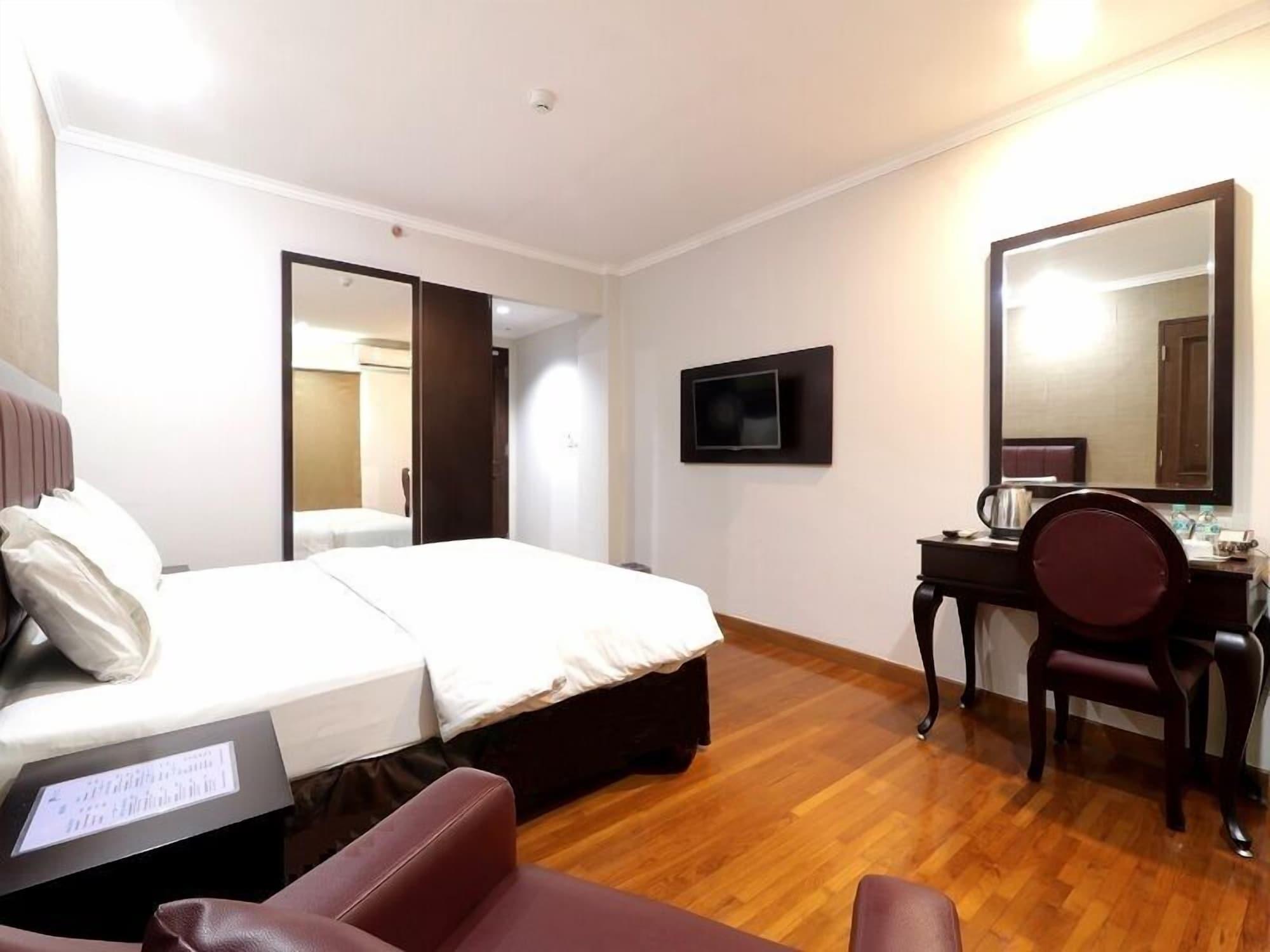 P Hotel Джакарта Екстериор снимка