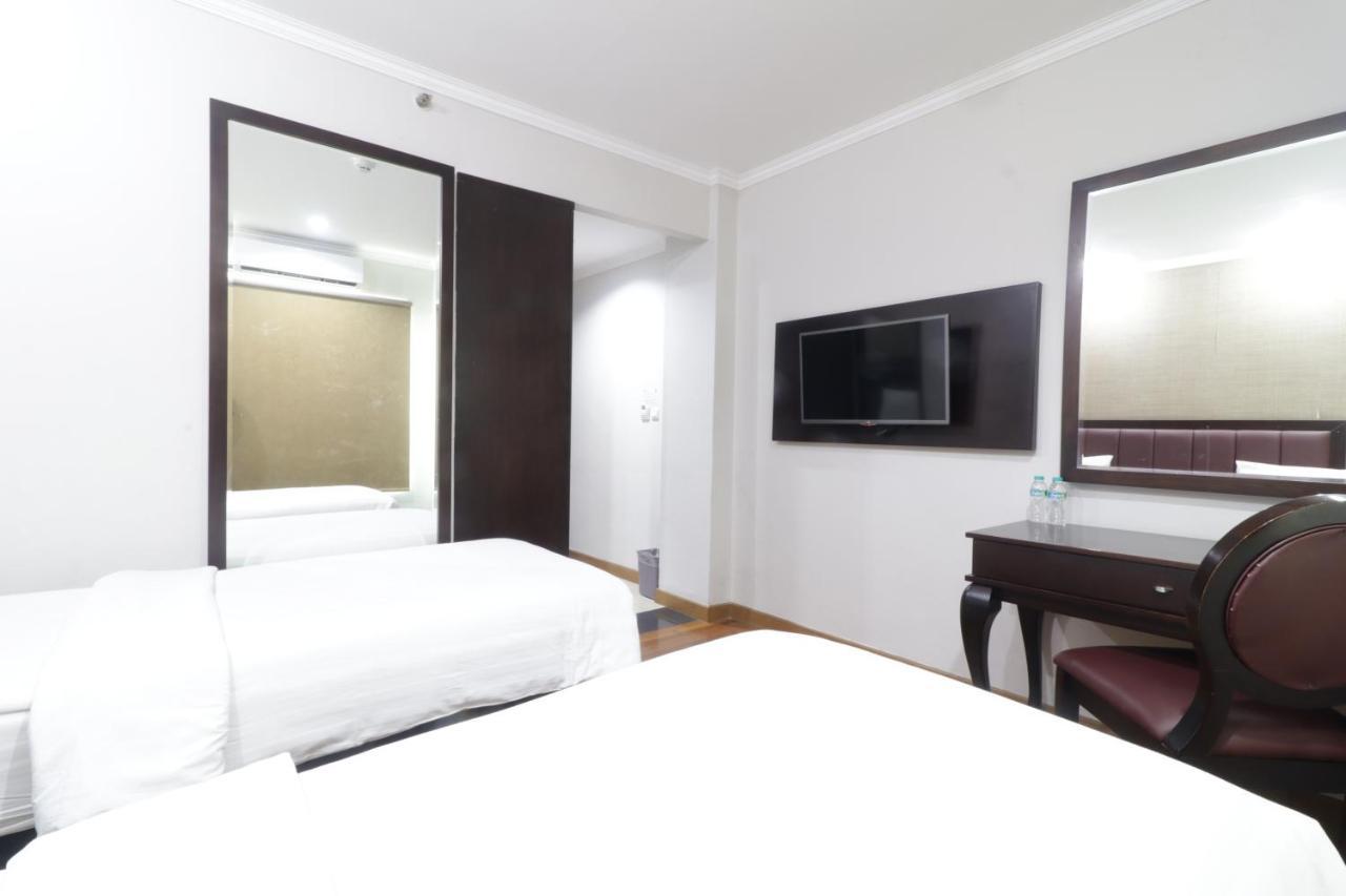 P Hotel Джакарта Екстериор снимка