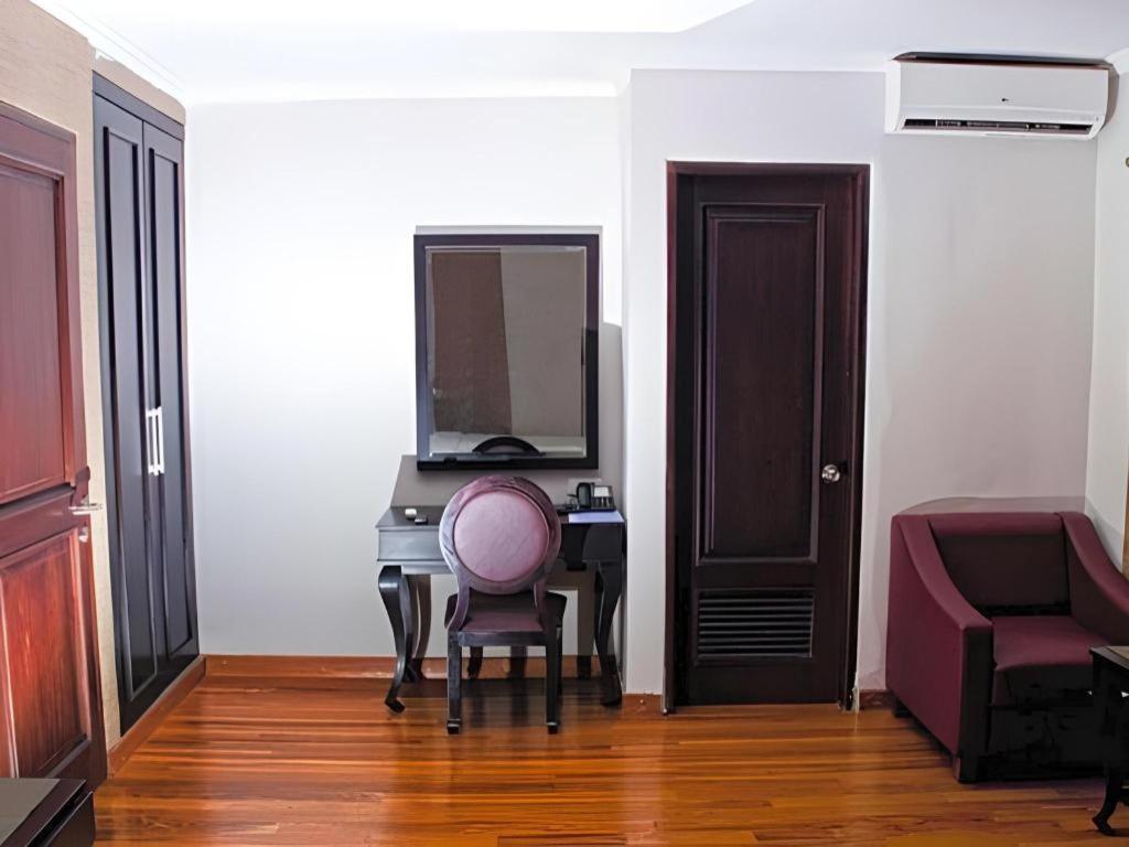 P Hotel Джакарта Екстериор снимка