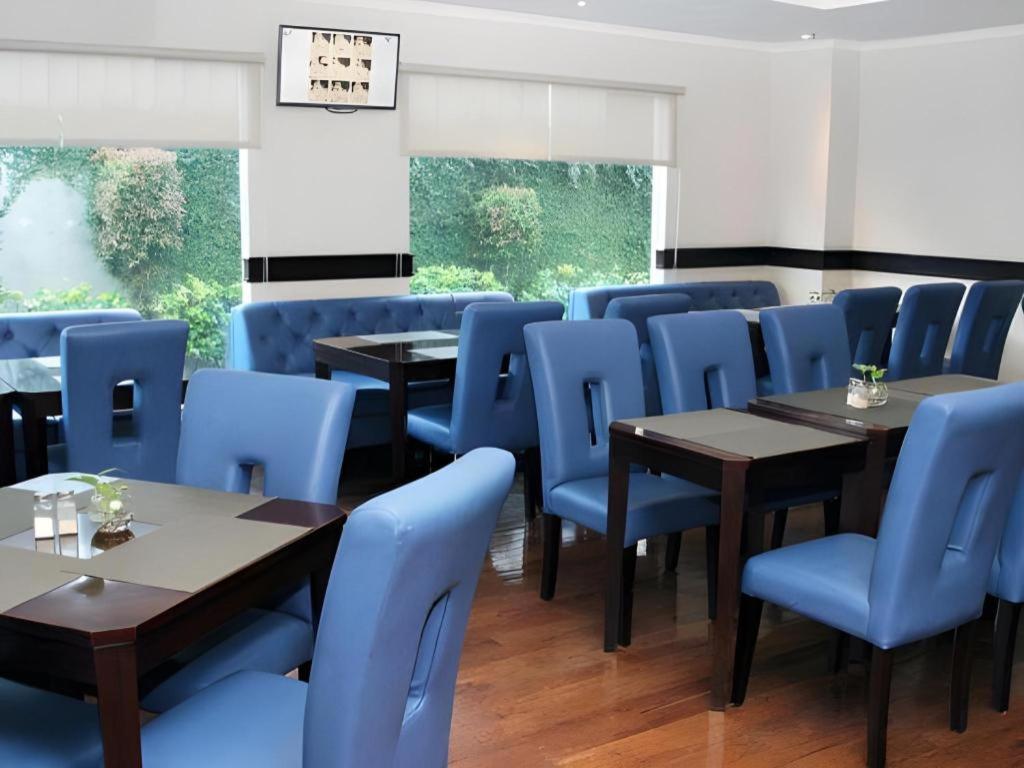 P Hotel Джакарта Екстериор снимка