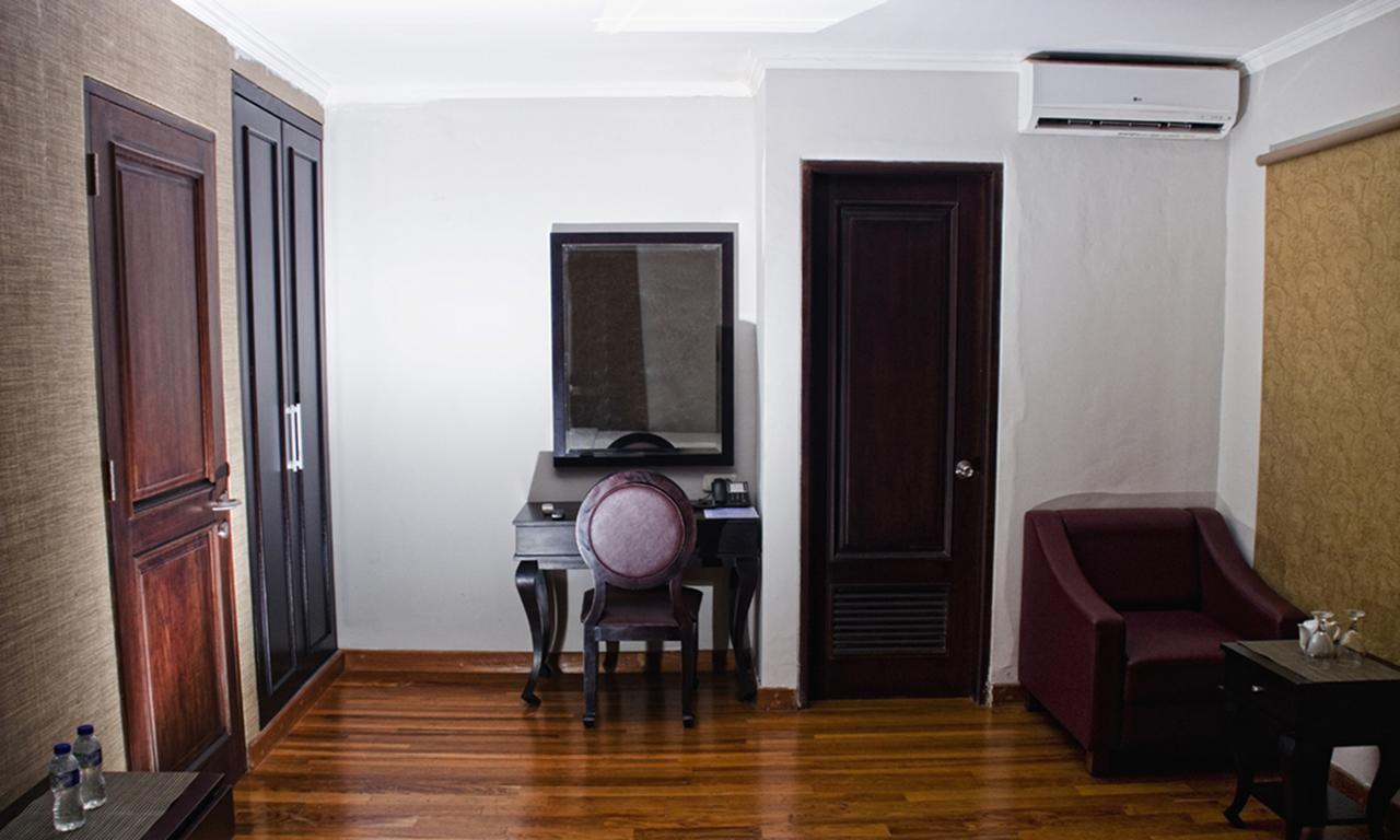 P Hotel Джакарта Екстериор снимка